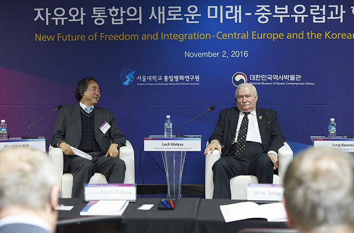 ヴァウェンサ元大統領(右)が国際学術フォーラムで大韓民国歴史博物館のキム・ヨンジク館長とテーマ「自由と統合の未来:中州と韓半島」について意見を交わしている